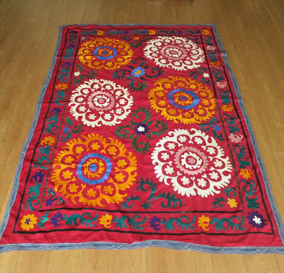 ウズベキスタンの刺繍布オールドスザンニ196×135cm紫がかった小豆色の地/ブラック＆ホワイト・6つのお花