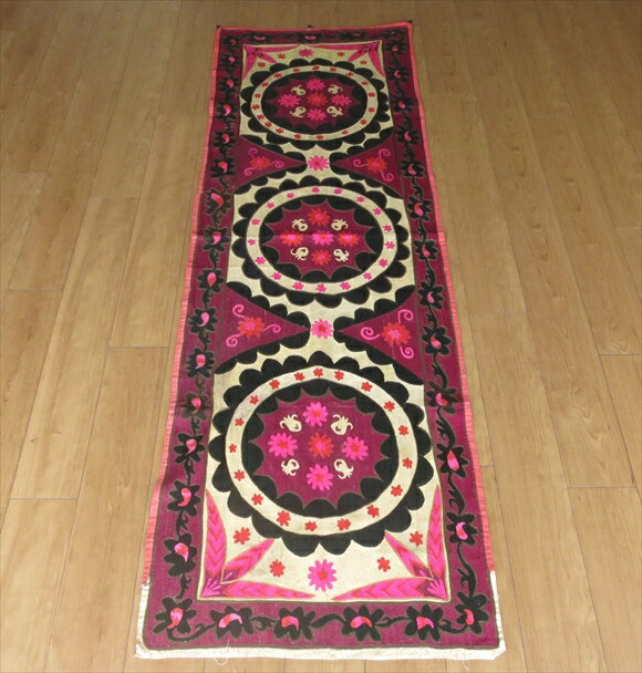 ウズベキスタン・スザンニ（スザニ）208×68cm鮮やかなピンク＆ブラック/ベージュ・繊細な刺繍・3つの大輪の花