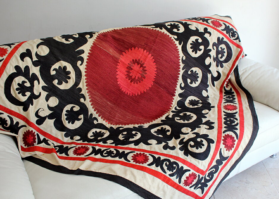 オールドスザンニ　ウズベキスタンの刺繍布　Uzbekistan Suzani163×166cm赤と黒の太陽/サマルカンド