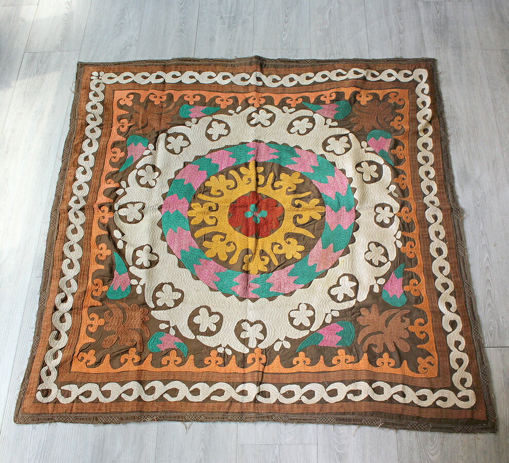 スザンニ（スザニ）・ウズベキスタンの刺繍布/オールド Vintage Suzani, Uzbekistan112×110cmモカブラウンの地に白い大輪の花