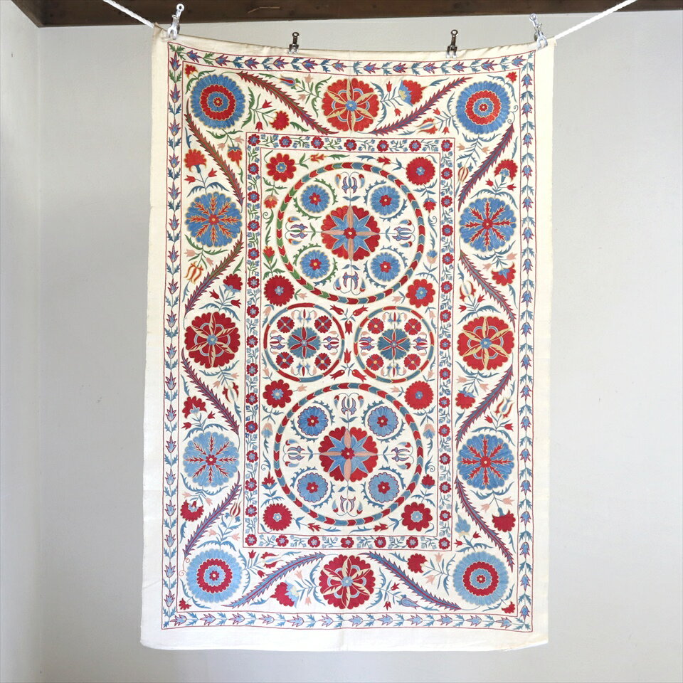 【15%OFFクーポン対象品】スザンニ刺繍・アンティークデザインリプロダクション160×108cmアンティークデザインを複製した伝統柄/ライトブルー&レッド・サークルフラワー
