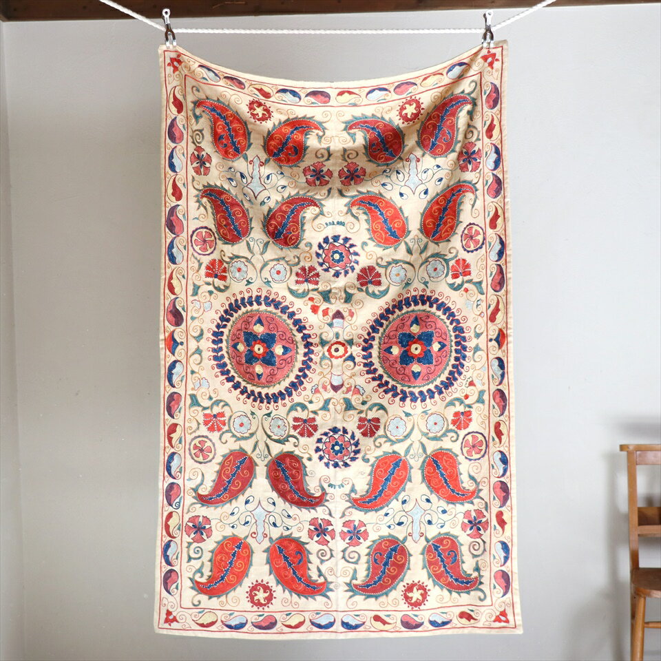 Suzani, Uzbekistan Suzani スザンニ刺繍・アンティークリプロダクション151×95cm2つの太陽・赤い木の..