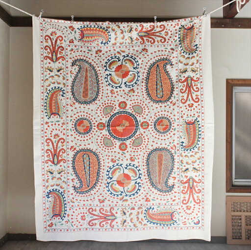【15%OFFクーポン対象品】スザンニ刺繍・アンティークデザインリプロダクション192×157cmアンティークデザインを複製した伝統柄/オレンジ&グリーン・大きなボテと花 【15%OFFクーポン対象品】スザンニ刺繍・アンティークデザインリプロダクション192×157cmアンティークデザインを複製した伝統柄/オレンジ&グリーン・大きなボテと花