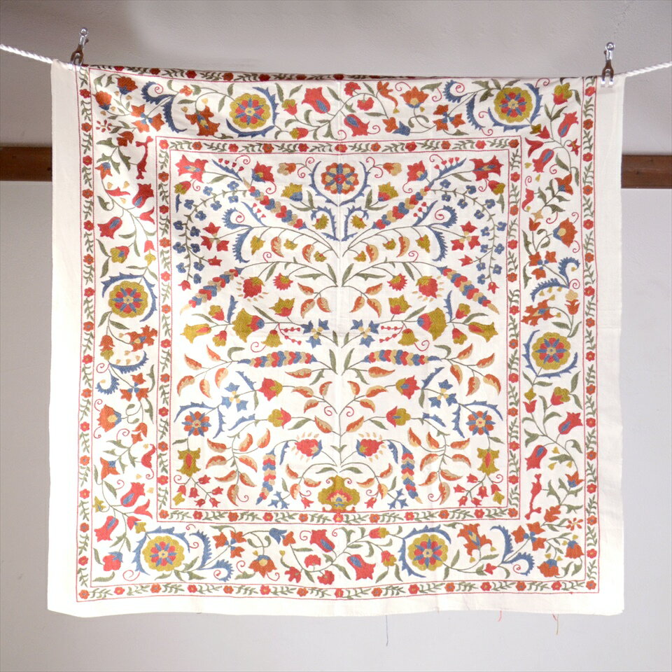 スザンニ刺繍・アンティークデザインリプロダクション 122×127cm咲き乱れる花　Suzani, Uzbekistan Suzani, Embroidary