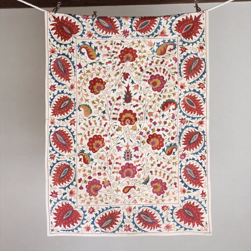 【15%OFFクーポン対象品】スザンニ刺繍・アンティークデザインリプロダクション130×95cmアンティークデザインを複製した伝統柄/パルメットとすずらん 【15%OFFクーポン対象品】スザンニ刺繍・アンティークデザインリプロダクション130×95cmアンティークデザインを複製した伝統柄/パルメットとすずらん