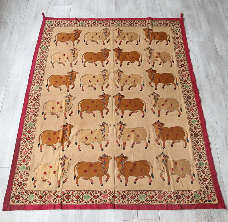 インド 緻密な刺繍・タペストリー 180x138cm飾りをつけた牛