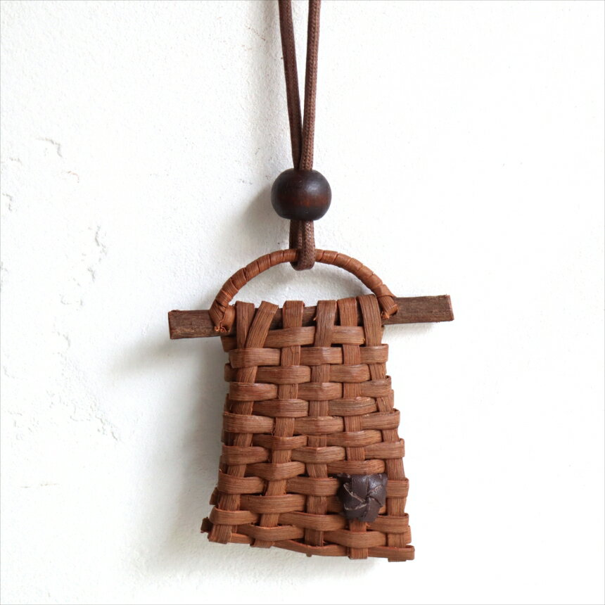 やまぶどうの根付 傾いた台形花飾り