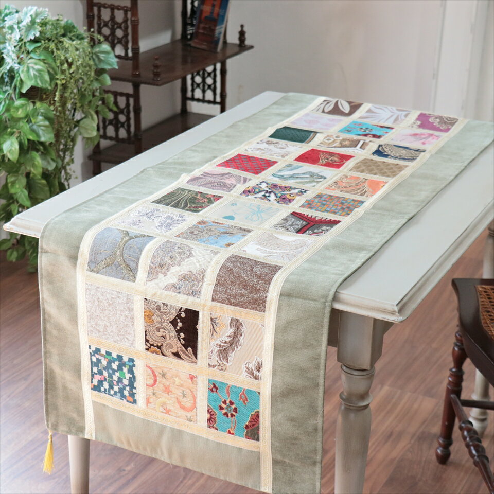 Rakuten - テーブルランナー　モザイクパッチワーク 142x50cmサイズ シュニール素材