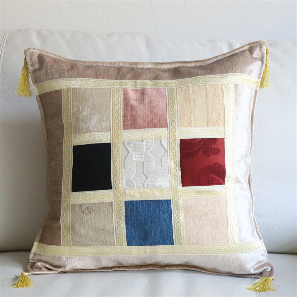 肌触りが滑らかな光沢感のある高級ファブリックを使用して、ゴージャスに仕上げました。四隅には、抑えた色合いのゴールドのフリンジが付いています。モザイクに使われる生地は一枚一枚異なっていて、さまざまな表情が楽しめるのも魅力です。中綿を出し入れす...