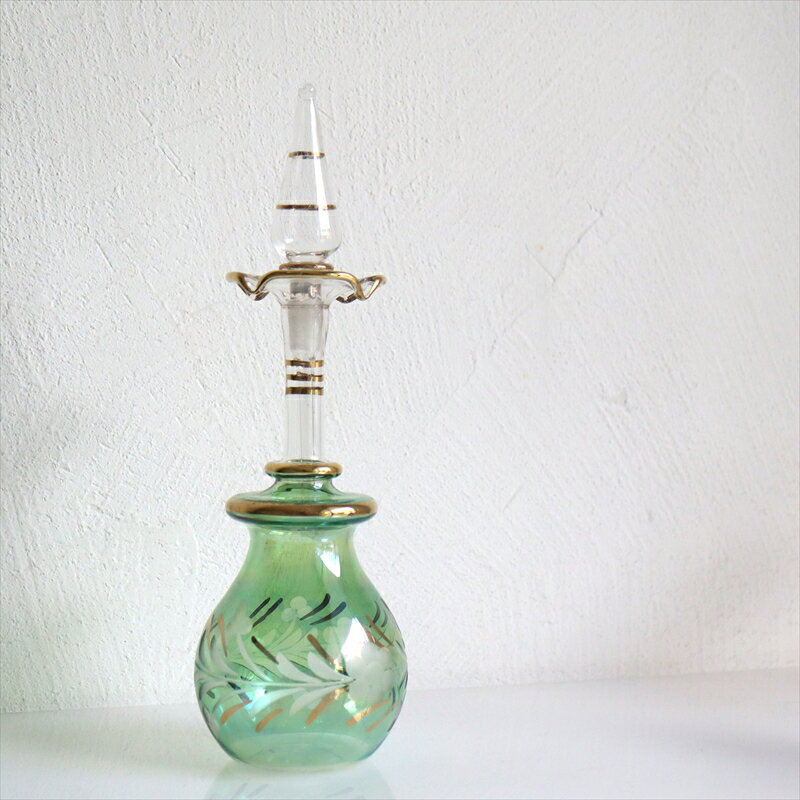 商品番号eg6282greenサイズ:高さ 約18cm素　材:ガラス産　地:エジプト※箱はついていません。エアキャップで包んでお届けします。タグ：#同じ形色違い⇒エジプト香水瓶エジプトガラス香水瓶　Egyptian Perfume Bottle　18cm グリーン商品番号eg6282greenサイズ 約18cm材　質ガラス制　作エジプトアラビアンな輝きの香水瓶。エジプト土産の人気ナンバー1♪ひとつひとつ手作りで、デザインも様々です。香水瓶の口の部分の細工がお花が開いたようなデザインになっています。密閉性が低いので、置物・飾り・一輪挿しなどとしてお楽しみください。香水瓶やアロマポットとしてもお使いいただけますが、飲料を入れてお使いいただくことはできません。※箱はついていません。エアキャップで包んでお届けします。Egyptian purfume bottle, Aroma pot, glass bottle, Arabian night, Cairo, khan khalili, ガラス香水瓶・エジプト香水瓶・涙壺, エジプトガラス・エジプト・お土産・カイロ・ハンハリーリ, ガラス工芸・アロマポット・エジプト・ハンドメイド・カイロ・香油・乳香, ハーバリウムボトル