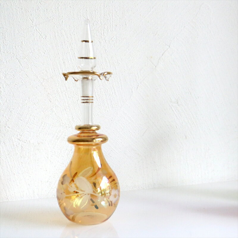 商品番号eg6282yellowサイズ:高さ 約18cm素　材:ガラス産　地:エジプト※箱はついていません。エアキャップで包んでお届けします。タグ：#同じ形色違い⇒エジプト香水瓶エジプトガラス香水瓶　Egyptian Perfume Bottle　18cm イエロー商品番号eg6282yellowサイズ 約18cm材　質ガラス制　作エジプトアラビアンな輝きの香水瓶。エジプト土産の人気ナンバー1♪ひとつひとつ手作りで、デザインも様々です。香水瓶の口の部分の細工がお花が開いたようなデザインになっています。密閉性が低いので、置物・飾り・一輪挿しなどとしてお楽しみください。香水瓶やアロマポットとしてもお使いいただけますが、飲料を入れてお使いいただくことはできません。※箱はついていません。エアキャップで包んでお届けします。Egyptian purfume bottle, Aroma pot, glass bottle, Arabian night, Cairo, khan khalili, ガラス香水瓶・エジプト香水瓶・涙壺, エジプトガラス・エジプト・お土産・カイロ・ハンハリーリ, ガラス工芸・アロマポット・エジプト・ハンドメイド・カイロ・香油・乳香, ハーバリウムボトル