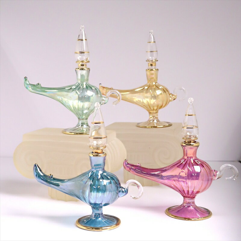 エジプトガラス香水瓶　アラジンランプ　Egyptian Perfume Bottle Aladdin Lamp　ラスターオプティック 11cmサイズ高さ約H11cm/ D4.5cm/ W11cm材　質ガラス制　作エジプトアラジンランプの形が、アラビアンな雰囲気たっぷりの香水瓶。エジプトのカイロにて、職人さんが一つ一つ手作りしたものです。つややかなガラスの輝きと、きらりと光るゴールドがエキゾチックなゴージャスさを醸し出しています。色違いやサイズ違いを並べて、お部屋にアラビアンなテイストをプラスできます。実際に香水瓶として使うこともできますが、やや密閉性が低いので、置物・飾り・などとしてお楽しみください。※高さが約14cm、持ち手から注ぎ口の先までの長さが約14.5cmです。※箱はついていません。エアキャップで包んでお届けします。※手作り品のため、個体差がありますので、若干サイズの誤差がございます。ブルーグリーンイエローパープルガラス香水瓶, エジプト香水瓶, エジプトガラス, エジプト, お土産, カイロ, ガラス工芸, アラジンランプ, アロマテラピー, ハンドメイド, エジプトお土産, 香油