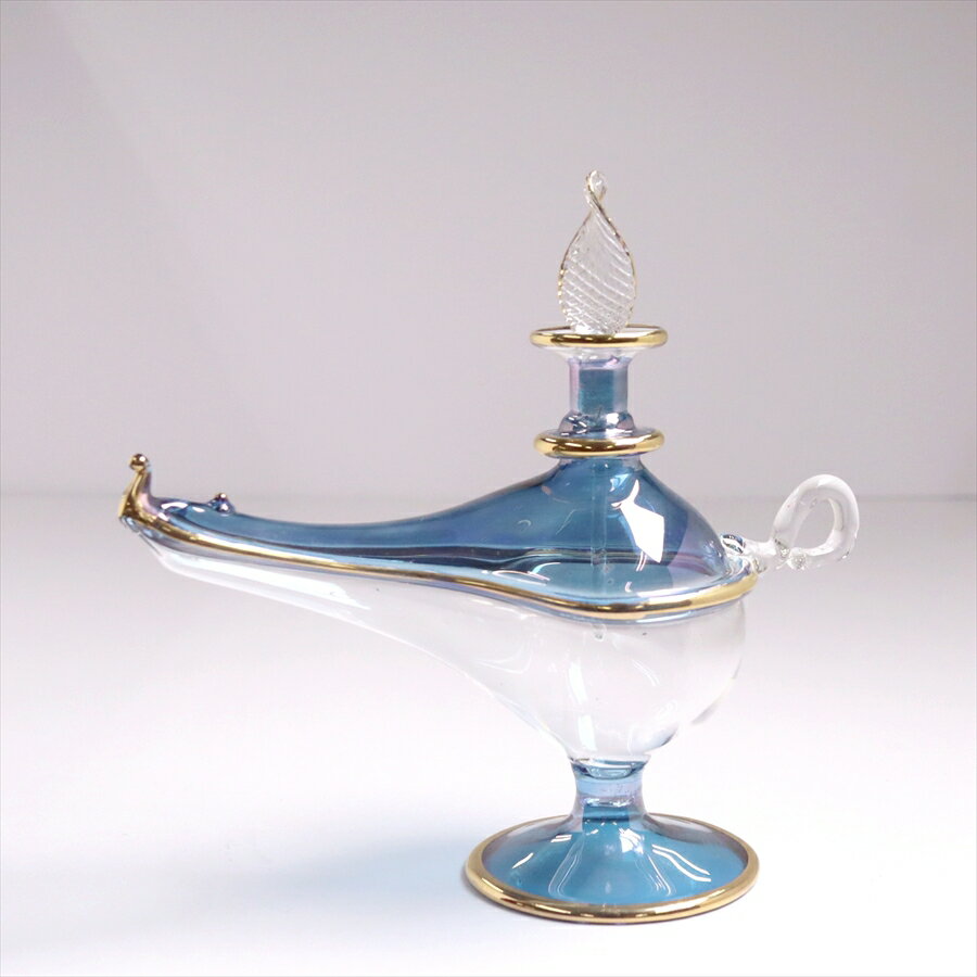 エジプトガラス香水瓶　アラジンランプ　Egyptian Perfume Bottle Aladdin Lamp　ブルー　ツートーンサイズ高さ約H13cm/ D6cm/ W13.5cm材　質ガラス制　作エジプトアラジンランプの形が、アラビアンな雰囲気たっぷりの香水瓶。エジプトのカイロにて、職人さんが一つ一つ手作りしたものです。つややかなガラスの輝きと、きらりと光るゴールドがエキゾチックなゴージャスさを醸し出しています。色違いやサイズ違いを並べて、お部屋にアラビアンなテイストをプラスできます。実際に香水瓶として使うこともできますが、やや密閉性が低いので、置物・飾り・などとしてお楽しみください。※高さが約13cm、持ち手から注ぎ口の先までの長さが13.5cmです。※箱はついていません。エアキャップで包んでお届けします。※手作り品のため、個体差がありますので、若干サイズの誤差がございます。ガラス香水瓶, エジプト香水瓶, エジプトガラス, エジプト, お土産, カイロ, ガラス工芸, アラジンランプ, アロマテラピー, ハンドメイド, エジプトお土産, 香油