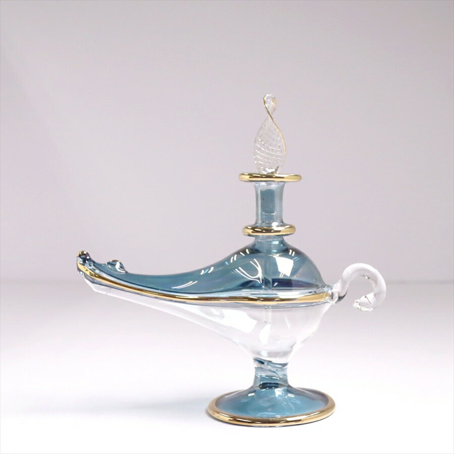 エジプトガラス香水瓶　アラジンランプ　Egyptian Perfume Bottle Aladdin Lamp　ブルー　ツートーンサイズ高さ約H12cm/ D5cm/ W11.5cm材　質ガラス制　作エジプトアラジンランプの形が、アラビアンな雰囲気たっぷりの香水瓶。エジプトのカイロにて、職人さんが一つ一つ手作りしたものです。つややかなガラスの輝きと、きらりと光るゴールドがエキゾチックなゴージャスさを醸し出しています。色違いやサイズ違いを並べて、お部屋にアラビアンなテイストをプラスできます。実際に香水瓶として使うこともできますが、やや密閉性が低いので、置物・飾り・などとしてお楽しみください。※高さが約12cm、持ち手から注ぎ口の先までの長さが11.5cmです。※箱はついていません。エアキャップで包んでお届けします。※手作り品のため、個体差がありますので、若干サイズの誤差がございます。ガラス香水瓶, エジプト香水瓶, エジプトガラス, エジプト, お土産, カイロ, ガラス工芸, アラジンランプ, アロマテラピー, ハンドメイド, エジプトお土産, 香油