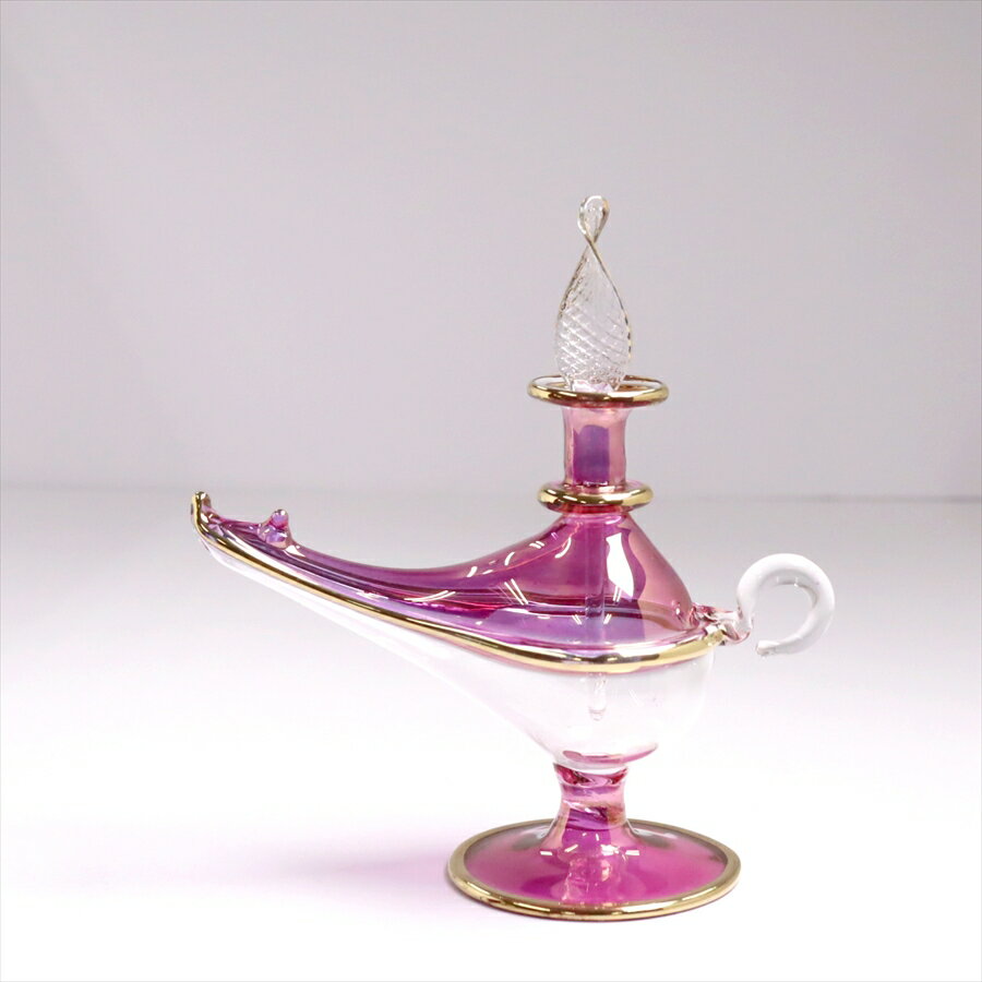 エジプトガラス香水瓶　アラジンランプ　Egyptian Perfume Bottle Aladdin Lamp　パープル　ツートーンサイズ高さ約H12cm/ D5cm/ W11.5cm材　質ガラス制　作エジプトアラジンランプの形が、アラビアンな雰囲気たっぷりの香水瓶。エジプトのカイロにて、職人さんが一つ一つ手作りしたものです。つややかなガラスの輝きと、きらりと光るゴールドがエキゾチックなゴージャスさを醸し出しています。色違いやサイズ違いを並べて、お部屋にアラビアンなテイストをプラスできます。実際に香水瓶として使うこともできますが、やや密閉性が低いので、置物・飾り・などとしてお楽しみください。※高さが約12cm、持ち手から注ぎ口の先までの長さが11.5cmです。※箱はついていません。エアキャップで包んでお届けします。※手作り品のため、個体差がありますので、若干サイズの誤差がございます。ガラス香水瓶, エジプト香水瓶, エジプトガラス, エジプト, お土産, カイロ, ガラス工芸, アラジンランプ, アロマテラピー, ハンドメイド, エジプトお土産, 香油