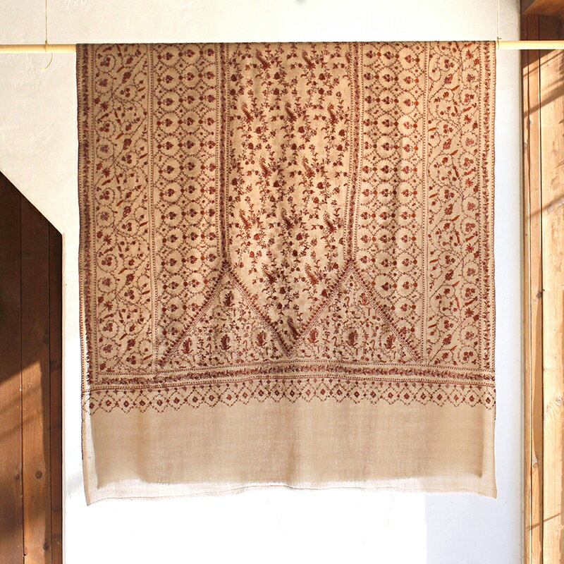 【10%OFFクーポン対象】ウールストール・細かな刺繍/大判サイズ 218x102cm ベージュ/1点もの