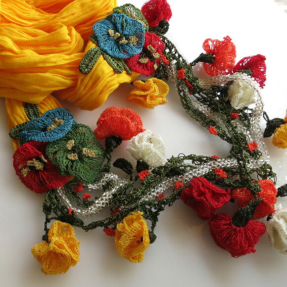 大きなオヤモチーフが付いたボリューム感のあるスカーフ風ネックレス イエロー