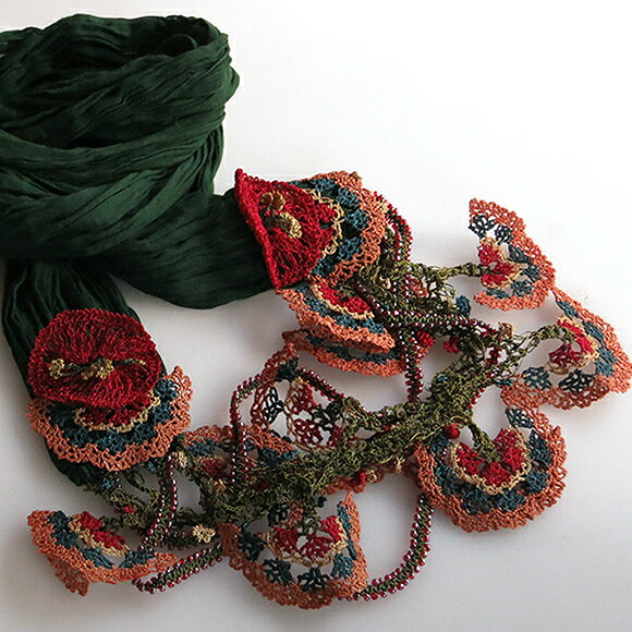 大きなオヤモチーフが付いたボリューム感のあるスカーフ風ネックレス ダークグリーン