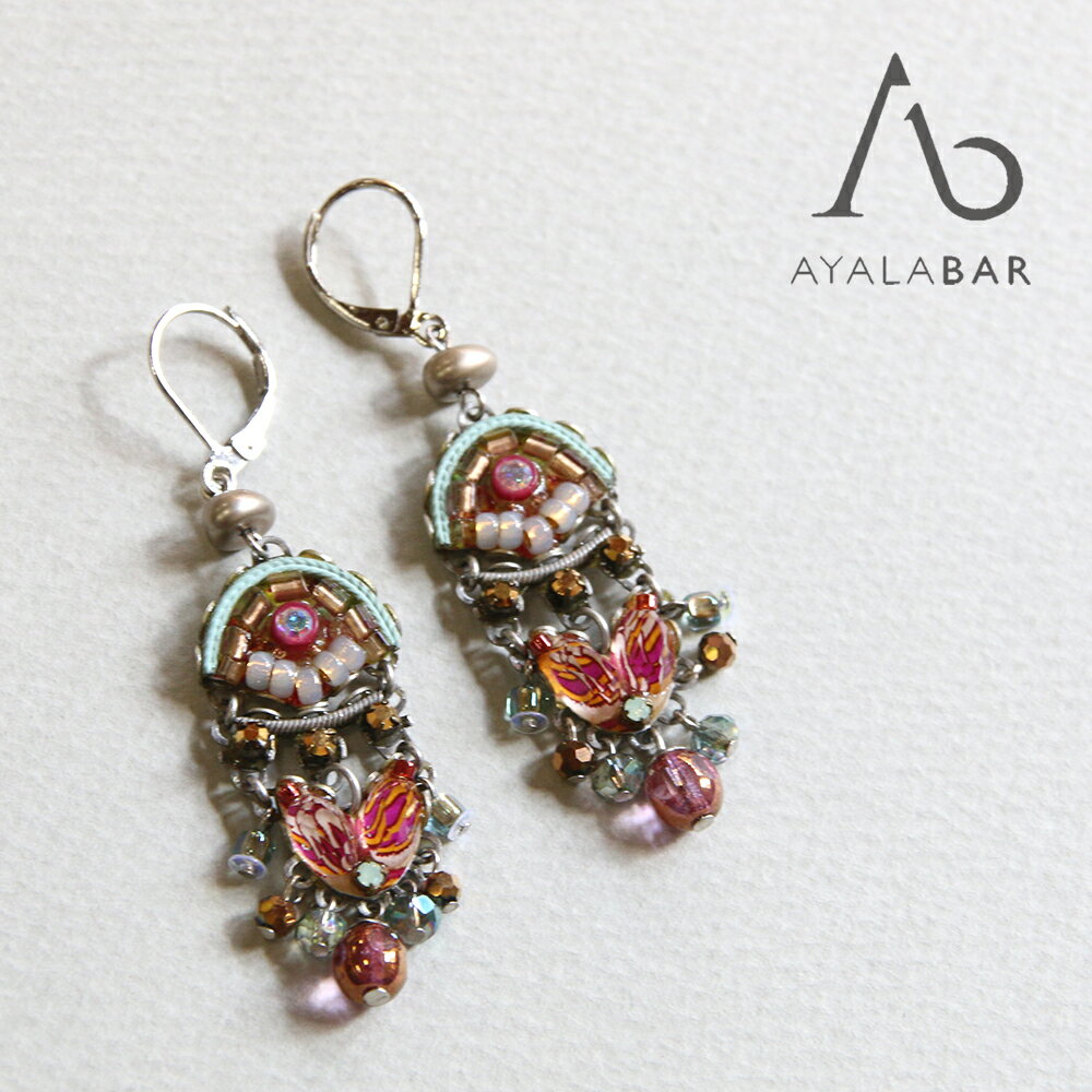 ⇒アヤラバーコレクションautumnアヤラ・バー　AYALA BAR Classic Collection ピアスロマンシングパール　Romancing Pearl品　番ay02-1103サイズ6.5(本体5)cm材　質グラスビーズ、パール、リボン、真鍮パーツ制　作涼しげなロマンティックカラー。淡いベイビーブルーとアクセントのローズピンクのコンビネーションで、上品なイメージに仕上がっています。【Classic Collection】Ayala Bar デザイナーのあふれるイメージの原点ともいえるオリジナルコレクション。アンティークジュエリーをイメージした装飾性の高いコスチュームジュエリーです。