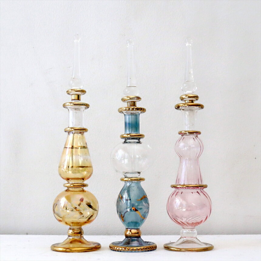 ガラス エジプト香水瓶 3本セット　クレオパトラ　Egyptian Perfume Bottle商品番号eg6757サイズ　12cm/ 12cm/ 12cmcm素　材ガラス産　地エジプト　カイロアラビアンな輝きの香水瓶。約12cmの高さのミニサイズ3本セットです。エジプトのカイロにて職人さんが一つ一つ手作りで作っているので、カラーやデザインのバリエーションも様々です。切子細工で表現された草花モチーフやゴールドの着彩、フリル状のガラスなど小さいながらも職人さんの技が光っています。実際に香水瓶として使うこともできますが、密閉性が低いので、置物・飾り・一輪挿しなどとしてお楽しみください。※箱はついていません。エアキャップで包んでお届けします。Egyptian purfume bottle, Aroma pot, glass bottle, Arabian night, Cairo, khan khalili, ガラス香水瓶・エジプト香水瓶・涙壺, エジプトガラス・エジプト・お土産・カイロ・ハンハリーリ, ガラス工芸・アロマポット・エジプト・ハンドメイド・カイロ・香油・乳香, ハーバリウムボトル