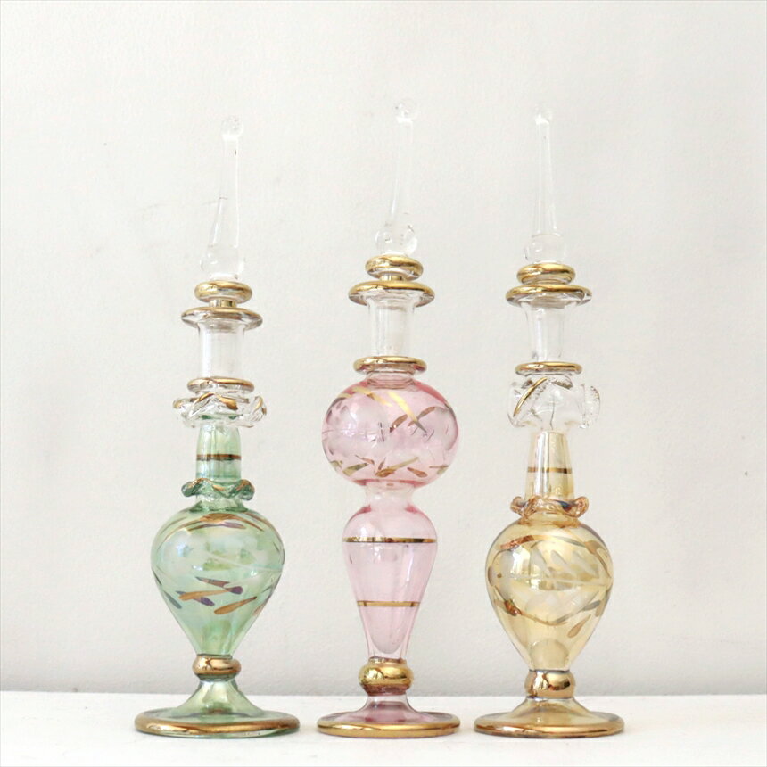 ガラス エジプト香水瓶 3本セット　クレオパトラ　Egyptian Perfume Bottle商品番号eg6759サイズ　12cm/ 12cm/ 12cmcm素　材ガラス産　地エジプト　カイロアラビアンな輝きの香水瓶。約12cmの高さのミニサイズ3本セットです。エジプトのカイロにて職人さんが一つ一つ手作りで作っているので、カラーやデザインのバリエーションも様々です。切子細工で表現された草花モチーフやゴールドの着彩、フリル状のガラスなど小さいながらも職人さんの技が光っています。実際に香水瓶として使うこともできますが、密閉性が低いので、置物・飾り・一輪挿しなどとしてお楽しみください。※箱はついていません。エアキャップで包んでお届けします。Egyptian purfume bottle, Aroma pot, glass bottle, Arabian night, Cairo, khan khalili, ガラス香水瓶・エジプト香水瓶・涙壺, エジプトガラス・エジプト・お土産・カイロ・ハンハリーリ, ガラス工芸・アロマポット・エジプト・ハンドメイド・カイロ・香油・乳香, ハーバリウムボトル