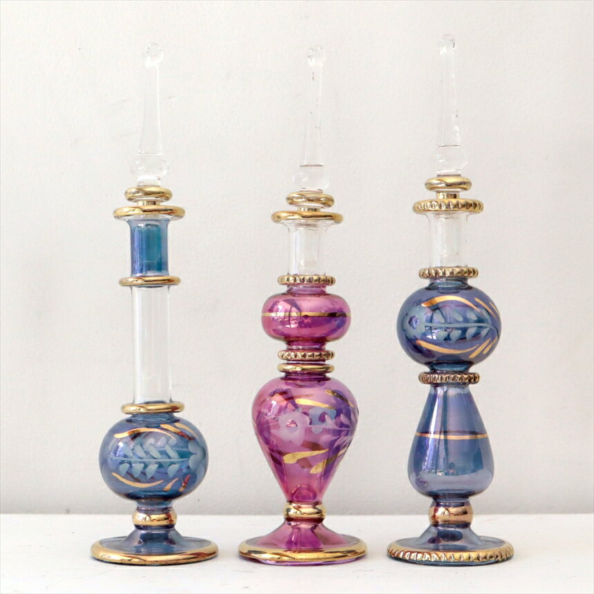 ガラス エジプト香水瓶 3本セット　クレオパトラ　Egyptian Perfume Bottle商品番号eg6760サイズ　12cm/ 12cm/ 12cmcm素　材ガラス産　地エジプト　カイロアラビアンな輝きの香水瓶。約12cmの高さのミニサイズ3本セットです。エジプトのカイロにて職人さんが一つ一つ手作りで作っているので、カラーやデザインのバリエーションも様々です。切子細工で表現された草花モチーフやゴールドの着彩、フリル状のガラスなど小さいながらも職人さんの技が光っています。実際に香水瓶として使うこともできますが、密閉性が低いので、置物・飾り・一輪挿しなどとしてお楽しみください。※箱はついていません。エアキャップで包んでお届けします。Egyptian purfume bottle, Aroma pot, glass bottle, Arabian night, Cairo, khan khalili, ガラス香水瓶・エジプト香水瓶・涙壺, エジプトガラス・エジプト・お土産・カイロ・ハンハリーリ, ガラス工芸・アロマポット・エジプト・ハンドメイド・カイロ・香油・乳香, ハーバリウムボトル