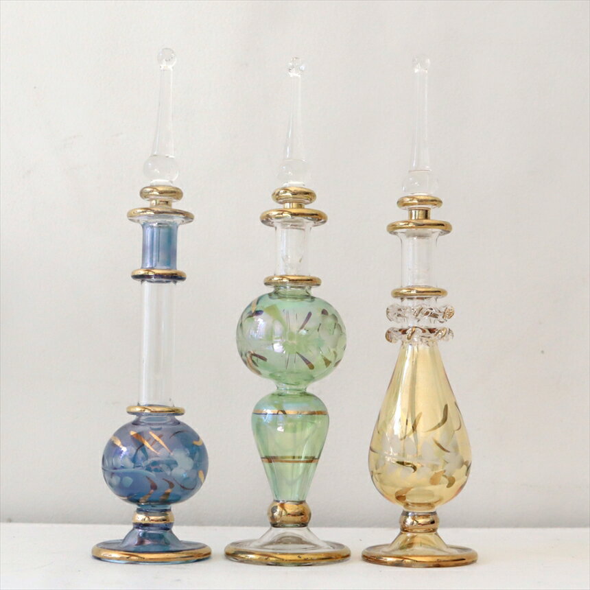 ガラス エジプト香水瓶 3本セット　クレオパトラ　Egyptian Perfume Bottle商品番号eg6762サイズ　12cm/ 12cm/ 12cmcm素　材ガラス産　地エジプト　カイロアラビアンな輝きの香水瓶。約12cmの高さのミニサイズ3本セットです。エジプトのカイロにて職人さんが一つ一つ手作りで作っているので、カラーやデザインのバリエーションも様々です。切子細工で表現された草花モチーフやゴールドの着彩、フリル状のガラスなど小さいながらも職人さんの技が光っています。実際に香水瓶として使うこともできますが、密閉性が低いので、置物・飾り・一輪挿しなどとしてお楽しみください。※箱はついていません。エアキャップで包んでお届けします。Egyptian purfume bottle, Aroma pot, glass bottle, Arabian night, Cairo, khan khalili, ガラス香水瓶・エジプト香水瓶・涙壺, エジプトガラス・エジプト・お土産・カイロ・ハンハリーリ, ガラス工芸・アロマポット・エジプト・ハンドメイド・カイロ・香油・乳香, ハーバリウムボトル