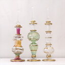 ガラス エジプト香水瓶 3本セット　クレオパトラ　Egyptian Perfume Bottle商品番号eg6763サイズ　12cm/ 12cm/ 12cmcm素　材ガラス産　地エジプト　カイロアラビアンな輝きの香水瓶。約12cmの高さのミニサイズ3本セットです。エジプトのカイロにて職人さんが一つ一つ手作りで作っているので、カラーやデザインのバリエーションも様々です。切子細工で表現された草花モチーフやゴールドの着彩、フリル状のガラスなど小さいながらも職人さんの技が光っています。実際に香水瓶として使うこともできますが、密閉性が低いので、置物・飾り・一輪挿しなどとしてお楽しみください。※箱はついていません。エアキャップで包んでお届けします。Egyptian purfume bottle, Aroma pot, glass bottle, Arabian night, Cairo, khan khalili, ガラス香水瓶・エジプト香水瓶・涙壺, エジプトガラス・エジプト・お土産・カイロ・ハンハリーリ, ガラス工芸・アロマポット・エジプト・ハンドメイド・カイロ・香油・乳香, ハーバリウムボトル