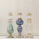 ガラス エジプト香水瓶 3本セット　クレオパトラ　Egyptian Perfume Bottle商品番号eg6765サイズ　12cm/ 12cm/ 12cmcm素　材ガラス産　地エジプト　カイロアラビアンな輝きの香水瓶。約12cmの高さのミニサイズ3本セットです。エジプトのカイロにて職人さんが一つ一つ手作りで作っているので、カラーやデザインのバリエーションも様々です。切子細工で表現された草花モチーフやゴールドの着彩、フリル状のガラスなど小さいながらも職人さんの技が光っています。実際に香水瓶として使うこともできますが、密閉性が低いので、置物・飾り・一輪挿しなどとしてお楽しみください。※箱はついていません。エアキャップで包んでお届けします。Egyptian purfume bottle, Aroma pot, glass bottle, Arabian night, Cairo, khan khalili, ガラス香水瓶・エジプト香水瓶・涙壺, エジプトガラス・エジプト・お土産・カイロ・ハンハリーリ, ガラス工芸・アロマポット・エジプト・ハンドメイド・カイロ・香油・乳香, ハーバリウムボトル