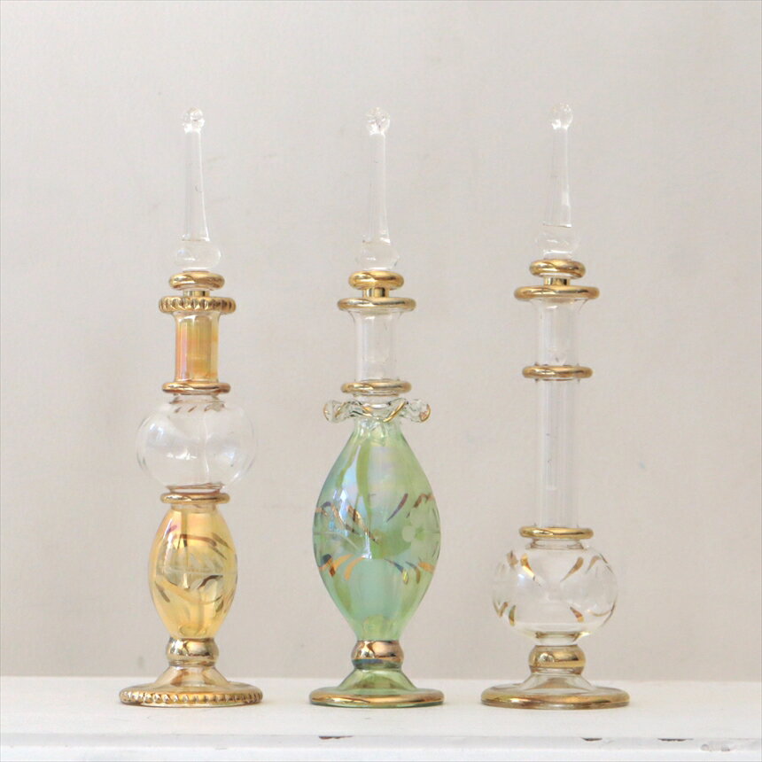 ガラス エジプト香水瓶 3本セット　クレオパトラ　Egyptian Perfume Bottle商品番号eg6769サイズ　12cm/ 12cm/ 12cmcm素　材ガラス産　地エジプト　カイロアラビアンな輝きの香水瓶。約12cmの高さのミニサイズ3本セットです。エジプトのカイロにて職人さんが一つ一つ手作りで作っているので、カラーやデザインのバリエーションも様々です。切子細工で表現された草花モチーフやゴールドの着彩、フリル状のガラスなど小さいながらも職人さんの技が光っています。実際に香水瓶として使うこともできますが、密閉性が低いので、置物・飾り・一輪挿しなどとしてお楽しみください。※箱はついていません。エアキャップで包んでお届けします。Egyptian purfume bottle, Aroma pot, glass bottle, Arabian night, Cairo, khan khalili, ガラス香水瓶・エジプト香水瓶・涙壺, エジプトガラス・エジプト・お土産・カイロ・ハンハリーリ, ガラス工芸・アロマポット・エジプト・ハンドメイド・カイロ・香油・乳香, ハーバリウムボトル