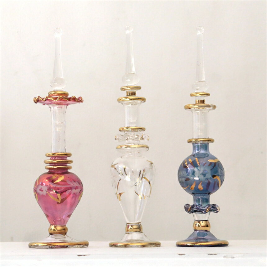 ガラス エジプト香水瓶 3本セット　クレオパトラ　Egyptian Perfume Bottle商品番号eg6774サイズ　12cm/ 12cm/ 12cmcm素　材ガラス産　地エジプト　カイロアラビアンな輝きの香水瓶。約12cmの高さのミニサイズ3本セットです。エジプトのカイロにて職人さんが一つ一つ手作りで作っているので、カラーやデザインのバリエーションも様々です。切子細工で表現された草花モチーフやゴールドの着彩、フリル状のガラスなど小さいながらも職人さんの技が光っています。実際に香水瓶として使うこともできますが、密閉性が低いので、置物・飾り・一輪挿しなどとしてお楽しみください。※箱はついていません。エアキャップで包んでお届けします。Egyptian purfume bottle, Aroma pot, glass bottle, Arabian night, Cairo, khan khalili, ガラス香水瓶・エジプト香水瓶・涙壺, エジプトガラス・エジプト・お土産・カイロ・ハンハリーリ, ガラス工芸・アロマポット・エジプト・ハンドメイド・カイロ・香油・乳香, ハーバリウムボトル