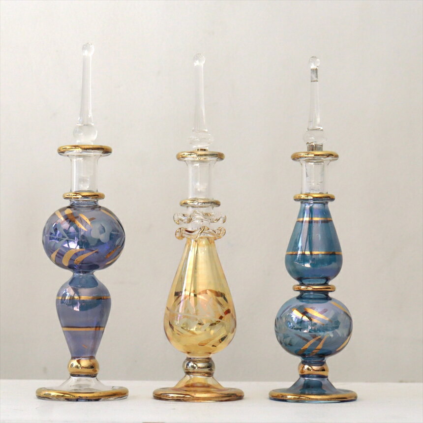 ガラス エジプト香水瓶 3本セット　クレオパトラ　Egyptian Perfume Bottle商品番号eg6776サイズ　12cm/ 12cm/ 12cmcm素　材ガラス産　地エジプト　カイロアラビアンな輝きの香水瓶。約12cmの高さのミニサイズ3本セットです。エジプトのカイロにて職人さんが一つ一つ手作りで作っているので、カラーやデザインのバリエーションも様々です。切子細工で表現された草花モチーフやゴールドの着彩、フリル状のガラスなど小さいながらも職人さんの技が光っています。実際に香水瓶として使うこともできますが、密閉性が低いので、置物・飾り・一輪挿しなどとしてお楽しみください。※箱はついていません。エアキャップで包んでお届けします。Egyptian purfume bottle, Aroma pot, glass bottle, Arabian night, Cairo, khan khalili, ガラス香水瓶・エジプト香水瓶・涙壺, エジプトガラス・エジプト・お土産・カイロ・ハンハリーリ, ガラス工芸・アロマポット・エジプト・ハンドメイド・カイロ・香油・乳香, ハーバリウムボトル