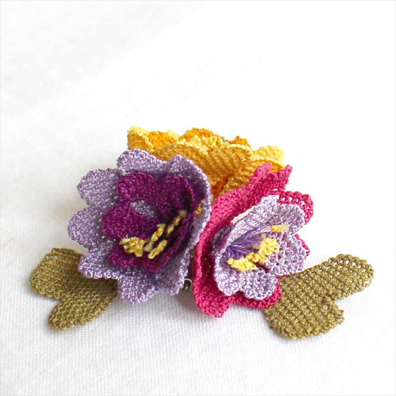 イーネ・オヤ　ブローチ刺繍針で編むシルク糸のトルコ伝統レース ハンドメイド 三つの花 コサージュ