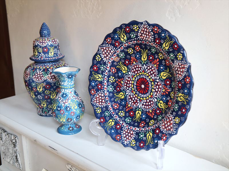 【15%OFFクーポン対象品】トルコ製プレート 直径25cm 飾り皿 手書きキュタフヤ陶器 フラワーデザイン ネイビー