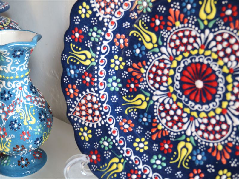 【15%OFFクーポン対象品】トルコ製プレート 直径25cm 飾り皿 手書きキュタフヤ陶器 フラワーデザイン ネイビー [2]