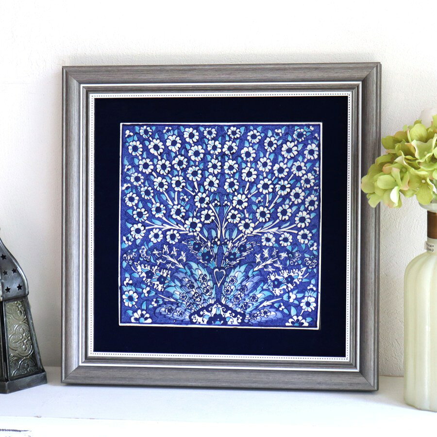 プラムツリー Turkish Hand Paint Tile">トルコ陶器 手書きタイル 1枚額 H31×W31×D2.5cm プラムツリー Turkish Hand Paint Tile全体サイズ：H31×W31×D2.5cmタイル1枚のサイズ：約20×20cm重　量：710g材　質：陶器・木製産　地：トルコ・キュタフヤ16世紀後半に好んで描かれたプラムツリーのデザイン。どこまでも枝葉をのばす生命の樹は、子孫へ命が延々と引き継がれてゆく様子をイメージした、イスラミックモチーフです。トプカプ宮殿の壁にも埋め込まれている人気のデザインです。花びら箇所には、立体的に盛り上がった釉薬を使い、凹凸のある豪華な絵付けが楽しめます。シルバーのフレームがブルータイルを引き立てています。*裏面にはフックが付属しています。*表面にカンニュウ（釉薬のヒビ）がありますが破損ではありません。*裏面をカバーしているのは紙なので、多少の汚れや破れている箇所などがあります。プラムツリー Turkish Hand Paint Tile">プラムツリー Turkish Hand Paint Tile">プラムツリー Turkish Hand Paint Tile">プラムツリー Turkish Hand Paint Tile">KEY:タイル トルコ 陶器 イズニック キュタフヤ 手書き ハンドメイド パネル 額 インテリア 壁 ディスプレイ Iznik Tile Turkish Hand paint Handmade Ottoman Blue Mosque Kutahya【キュタフヤ陶器（Kutahya)キュタフヤはトルコの陶器産業の中心地で、タイル、食器、陶磁器の工房が立ち並ぶ緑豊かな町です。オスマントルコ独特の表現で描かれるタイルや陶器は、16-17世紀にキュタフヤよりもイスタンブルに近く交通の便のよいイズニックで作られていました。のち、18世紀後半から良質な陶土が産出されるキュタフヤに窯が作られるようになり、現代に続く陶器の産地となったのです。