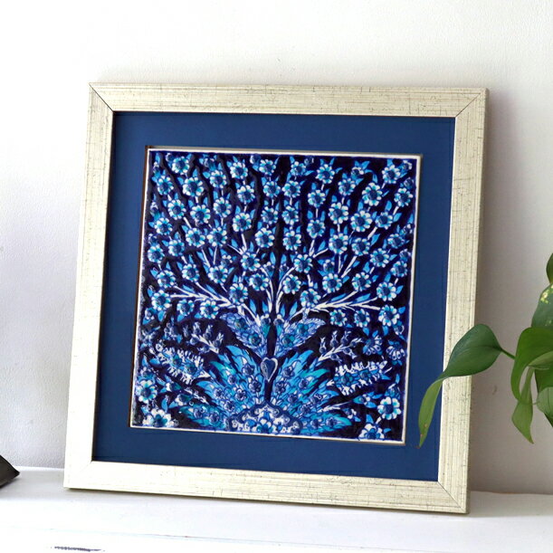 プラムツリー・ブルー Turkish Hand Paint Tile">トルコ陶器 手書きタイル 1枚額 H29×W29×D1.5cm プラムツリー・ブルー Turkish Hand Paint Tile全体サイズ：H29×W29×D1.5cmタイル1枚のサイズ：約20×20cm重　量：710g材　質：陶器・木製産　地：トルコ・キュタフヤ16世紀後半に好んで描かれたプラムツリーのデザイン。どこまでも枝葉をのばす生命の樹は、子孫へ命が延々と引き継がれてゆく様子をイメージした、イスラミックモチーフです。トプカプ宮殿の壁にも埋め込まれている人気のデザインです。花びらには、立体的に盛り上がった釉薬を使い、凹凸のある豪華な絵付けが楽しめます。*裏面にはフックが付属しています。*表面にカンニュウ（釉薬のヒビ）がありますが破損ではありません。*裏面をカバーしているのは紙なので、多少の汚れや破れている箇所などがあります。プラムツリー・ブルー Turkish Hand Paint Tile">プラムツリー・ブルー Turkish Hand Paint Tile">プラムツリー・ブルー Turkish Hand Paint Tile">プラムツリー・ブルー Turkish Hand Paint Tile">KEY:タイル トルコ 陶器 イズニック キュタフヤ 手書き ハンドメイド パネル 額 インテリア 壁 ディスプレイ Iznik Tile Turkish Hand paint Handmade Ottoman Blue Mosque Kutahya【キュタフヤ陶器（Kutahya)キュタフヤはトルコの陶器産業の中心地で、タイル、食器、陶磁器の工房が立ち並ぶ緑豊かな町です。オスマントルコ独特の表現で描かれるタイルや陶器は、16-17世紀にキュタフヤよりもイスタンブルに近く交通の便のよいイズニックで作られていました。のち、18世紀後半から良質な陶土が産出されるキュタフヤに窯が作られるようになり、現代に続く陶器の産地となったのです。