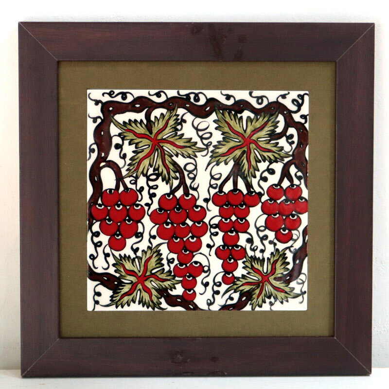 赤い葡萄 Turkish Hand Paint Tile">トルコ陶器 手書きタイル 1枚額 H32×W32×D1.5cm 葡萄Turkish Hand Paint Tile　【OUTLET・難あり】全体サイズ：H32×W32×D1.5cmタイル1枚のサイズ：約20×20cm重　量：710g材　質：陶器・木製産　地：トルコ・キュタフヤ16世紀後半のオスマントルコ帝国で、宮廷お抱えのイズニック釜で作られた赤い葡萄の絵柄を再現しています。ブドウのデザインは、明代の中国で作られた陶器を参考にしたものと言われています。*裏面にはフックが付属しています。*表面にカンニュウ（釉薬のヒビ）がありますが破損ではありません。*裏面をカバーしているのは紙なので、多少の汚れや破れている箇所などがあります。【OUTLET・難あり理由】木製枠の上下に目立つ傷があるので、アウトレットです。タイルは問題ありません。赤い葡萄 Turkish Hand Paint Tile">赤い葡萄 Turkish Hand Paint Tile">赤い葡萄 Turkish Hand Paint Tile">赤い葡萄 Turkish Hand Paint Tile">赤い葡萄 Turkish Hand Paint Tile">赤い葡萄 Turkish Hand Paint Tile">KEY:タイル トルコ 陶器 イズニック キュタフヤ 手書き ハンドメイド パネル 額 インテリア 壁 ディスプレイ Iznik Tile Turkish Hand paint Handmade Ottoman Blue Mosque Kutahya【キュタフヤ陶器（Kutahya)キュタフヤはトルコの陶器産業の中心地で、タイル、食器、陶磁器の工房が立ち並ぶ緑豊かな町です。オスマントルコ独特の表現で描かれるタイルや陶器は、16-17世紀にキュタフヤよりもイスタンブルに近く交通の便のよいイズニックで作られていました。のち、18世紀後半から良質な陶土が産出されるキュタフヤに窯が作られるようになり、現代に続く陶器の産地となったのです。
