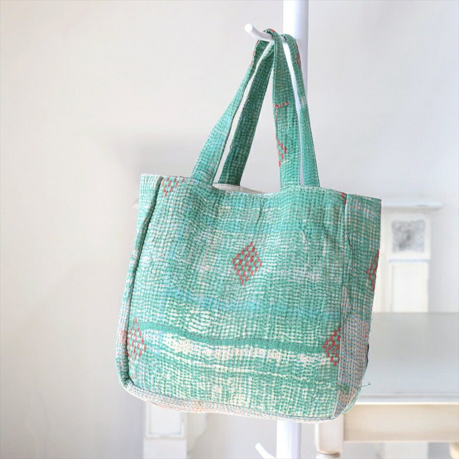 ⇒カンタ刺繍の小物へ⇒カンタ刺繍⇒エコバッグ▼ガラタバザール店舗TOPへ#同じ形&nbsp;&nbsp;#カンタ刺繍&nbsp;&nbsp;ヴィンテージカンタ　トートバッグ　現品マチ付き　一点もの　カンタ刺繍商品番号ta2387-18サイズ26x26cm重　さ0.21g産　地インド素　材コットン100%使い古された民族衣装のサリーやドゥパタを重ねて、刺し子刺繍をした伝統的な手仕事の布を使っています。表面のコットンは擦り切れているところもあるほど使い込まれていて、ヴィンテージ感たっぷり。コットンのやわらかな肌触りが心地よく、普段使いのバッグとして活躍してくれそうです。サイズはA4サイズのファイルが入る大きさです。写真の現品をお届けします。布の厚みや表面の擦り切れ具合など一点ずつ異なります。写真に写っていない修理あとなどがありますことをご了承ください。【カンタ刺繍　Kantha】インドベンガル地方などで古くから家庭で使うために作られてきた手刺繍の布。使い古した衣装などを重ね合わせて刺し子刺繍を施して補強したリサイクルの古布は、モノを大切に使い続ける工夫があふれ、ユニークなテクスチャが注目されています。コットンバッグ　トートバッグ　エコバッグ,　コットン小物,ハンドメイド　一点もの　現品販売