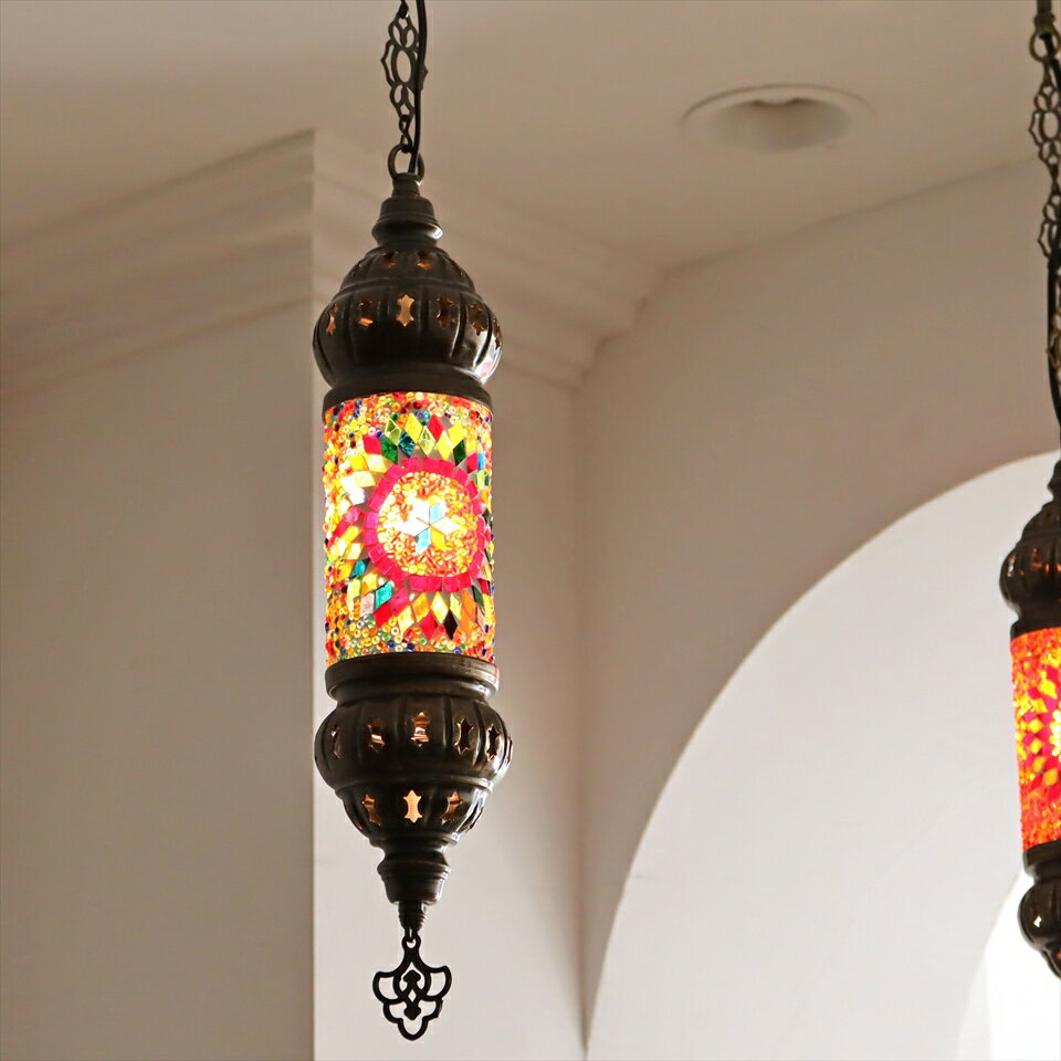 スリムでスタイリッシュなシリンダー型のトルコランプ。主張しすぎず、すっきりとしたフォルムです。