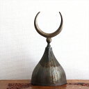 トルコオブジェ 装飾品　ヒラル・月型の装飾 高さ23cm OUTLET・サンプル品商品番号z21053サイズ高さ：約23cm直径：約11.5cm素　材銅産　地トルコイスラム寺院モスクの天辺についている月（ヒラル＝トルコ語）を象ったインテリア装飾品です。月のシンボルはイスラム教徒の象徴とも言われており、日本人にとって、太陽はお天道様ですが、イスラム教徒にとっては月が信仰の対象です。多少のがたつきやゆがみがあります。色ムラや、緑青が吹いている箇所があります。月の先端は尖っていますので、お取り扱いの際はご注意ください。【訳ありの理由】サンプル品の為OUTLETとなります。