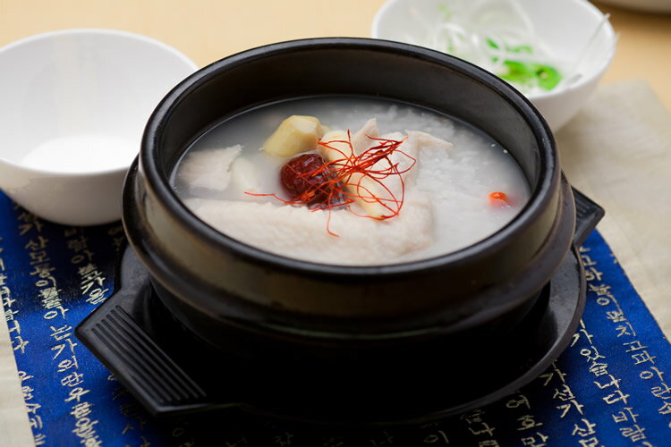 自家製ひな鶏のサムゲタン(900ml)滋養食。手造り参鶏湯。高麗人参入り【キムチ 韓国料理 お漬物 本場 本格 キムチ鍋 キムチチゲ ケジャン 激辛 冷麺 チャ...