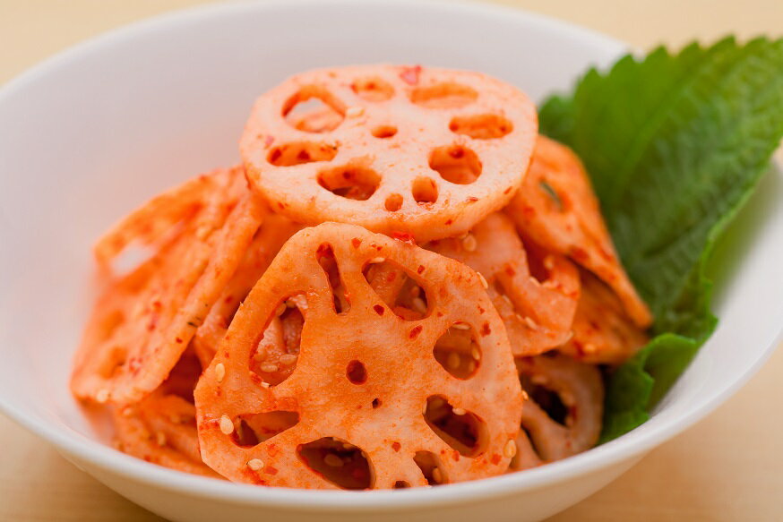 れんこんキムチ(200g)薄くスライスしたレンコン(蓮根)を薬念と甘酢でキムチにしあげました。レンコンのサクサク感をお楽しみ下さい【キムチ 韓国料理 お漬物 本...