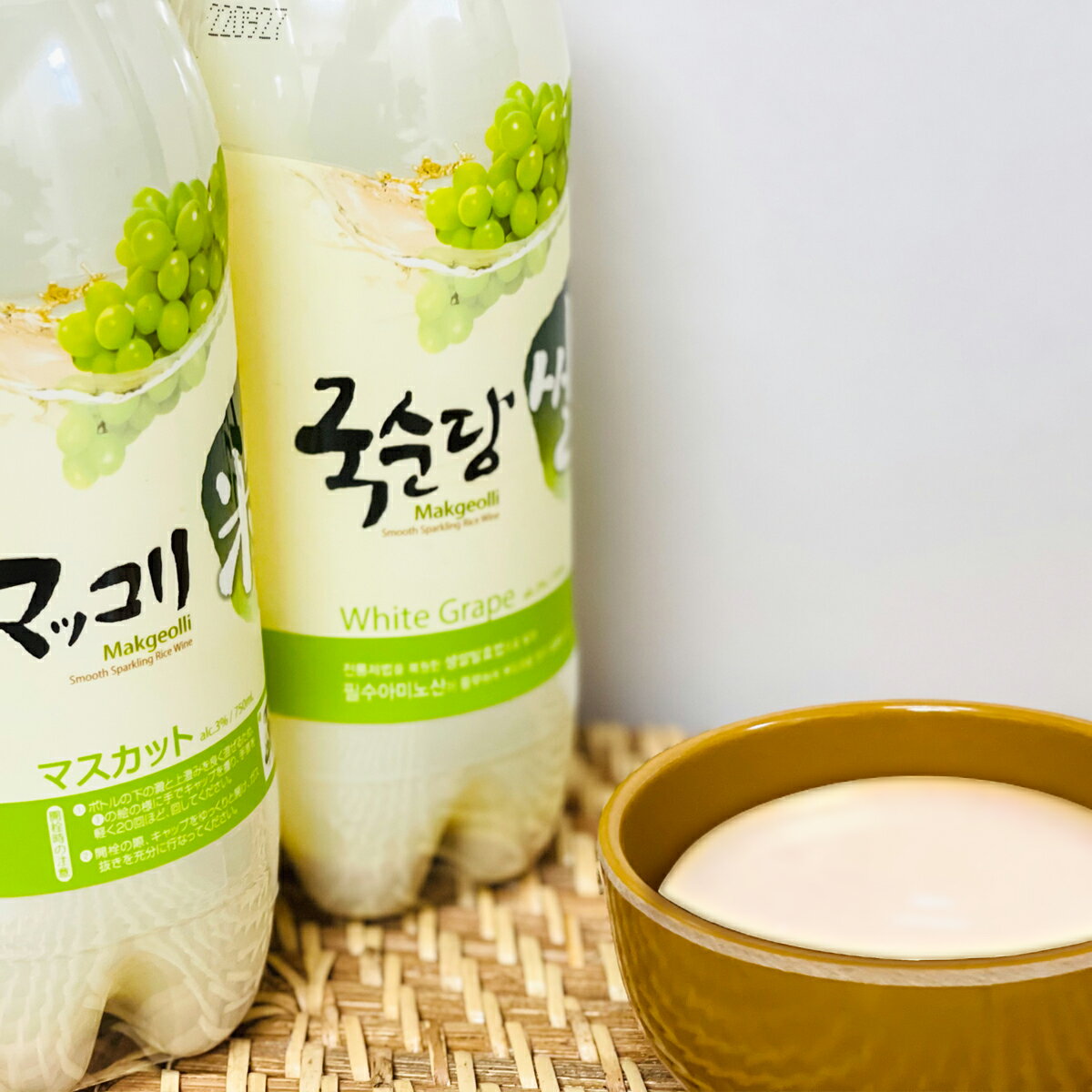 韓流厳選グルメキムチランドの【クッスンダン マスカットマッコリ 750ml×2本】麹醇堂 韓国酒 マッコリ 韓国 お酒 リキュール 濁り酒 乳酸菌 微炭酸 フルーツ酒 マスカット 酒 お取り寄せ ご当地 お土産 手土産 まっこり ギフト プレゼント にごり酒 美容 韓国お酒 韓国食品 カクテル フルーツ｜アングル3