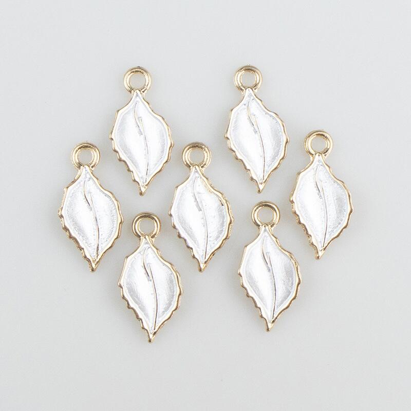 乐天商城 - 淡水シェルペンダント 葉 貝殻色 34~45x19~24x3mm 穴：1.8mm