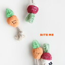 BITE ME バイトミー 根菜ロープトイ(犬 おもちゃ ロープ 引っ張る ぬいぐるみ かわいい おしゃれ 小型犬 犬用おもちゃ 犬のおもちゃ 噛む 遊ぶ 音 ...