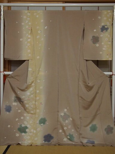 訪問着 八丁撚糸使用の浜ちりめん地 桜・椿・青紅葉 灰桜色に鳥の子色【訪問着】【浜ちりめん】【桜】【椿】【送料無料】【smtb-k】【ky】 訪問着 八丁撚糸使用の浜ちりめん地 桜・椿・青紅葉 灰桜色に鳥の子色【訪問着】【浜ちりめん】【桜】【椿】【送料無料】【smtb-k】【ky】