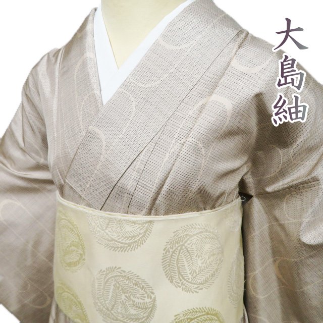 【 中古 】 大島紬 リサイクル着物 正絹 袷 カジュアル 曲線模様 麹色 黒色 身丈155cm 裄62.5cm S A121..