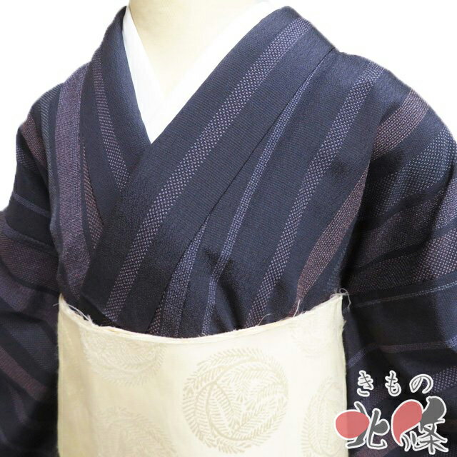 丈155cm(+12) 裄64cm(+7) 袖丈47cm(+5) 前幅23cm 後幅28.5cm ※身丈は肩から測っております。 ※()内の数字はお直しで直せる長さを示しています。お仕立て直しの場合は胴裏を付け替えるため、さらに長く直せる場合があります。詳しくはお問い合わせください。 単位：cm 素材 正絹 商品ランク C（使用感が少しあったり、ほとんどわからない程度のシミ汚れはあるが、中古品としては状態の良い物で80点以上の物。） ●着用時期 10月～5月(+-2週間) ●着用シーン お出かけ、観劇、お買い物など ●お色 濃色 多色 シャリ感のある風合いが魅力の塩沢お召です。 濃い紫色を基調に、濃淡のある縞模様が織り出された落ち着いたデザインで、細かな織りの表情が上品な印象を与えます。 軽やかで着心地が良く、シワになりにくいため、街歩きや観劇、普段のお出かけなどにおすすめの一枚です。 カジュアルシーンで気軽にお楽しみいただけます。 左前身に1か所薄シミがございますが、他は綺麗でまだまだご着用いただけるお品物です。 一部商品は実店舗・他サイトでも並行して販売しておりますので売り切れの際はご了承ください。 ga- 【　商品ランク表　】ランクは厳しめですのでCランクでしたら全く問題なく着用できます。Dランクでも着用すればわからない程度です。A・・・新品もしくは未使用品で大変綺麗な状態の物。B・・・数回使用された程度の使用感はありますが、汚れ等もなく綺麗な状態で90点以上の物。C・・・使用感が少しあったり、ほとんどわからない程度のシミ汚れはあるが、中古品としては状態の良い物で80点以上の物。D・・・多少のシミ汚れがあり使用感はあるが、古着にご理解のある方なら着用できる程度の物で60点以上の物。E・・・気になるシミ汚れキズ等があり、練習用・リメイク材料などに適す物。【　仕立て直し承ります　】着物 裄直し・・・9,350円着物 袖丈直し・・・8,250円着物 袖の作り直し・・・11,000円着物 袷 仕立て直し（洗い張り＋仕立て＋新品胴裏＋新品八掛）・・・41,800円着物 単衣 仕立て直し（洗い張り＋仕立て＋新品の居敷当・衿裏・背布施）・・・37,400円着物 パールトーン・・・12,100円帯 パールトーン・・・8,800円※税込価格での表記をしております。上記は参考価格になります。仕立て直しは着物をほどいてみないと正直わからない部分がどうしてもございます。ほどいた後に「希望通りの長さがでない」「出した際に跡が残ってしまう」等がございましたら、お客様に続行かキャンセルかをご判断頂きますので、その際は速やかにご返信頂けますようお願い申し上げます。その時点でのお仕立て直しのキャンセル（商品のキャンセルも含む）に関しては一切の請求はございません。何卒ご理解賜りますようお願い申し上げます。※仕立てにつきましてはクーポン対象外となります。丈155cm(+12) 裄64cm(+7) 袖丈47cm(+5) 前幅23cm 後幅28.5cm ※身丈は肩から測っております。 ※()内の数字はお直しで直せる長さを示しています。お仕立て直しの場合は胴裏を付け替えるため、さらに長く直せる場合があります。詳しくはお問い合わせください。 単位：cm 素材 正絹 商品ランク C（使用感が少しあったり、ほとんどわからない程度のシミ汚れはあるが、中古品としては状態の良い物で80点以上の物。） ●着用時期 10月～5月(+-2週間) ●着用シーン お出かけ、観劇、お買い物など ●お色 濃色 多色 シャリ感のある風合いが魅力の塩沢お召です。 濃い紫色を基調に、濃淡のある縞模様が織り出された落ち着いたデザインで、細かな織りの表情が上品な印象を与えます。 軽やかで着心地が良く、シワになりにくいため、街歩きや観劇、普段のお出かけなどにおすすめの一枚です。 カジュアルシーンで気軽にお楽しみいただけます。 左前身に1か所薄シミがございますが、他は綺麗でまだまだご着用いただけるお品物です。 一部商品は実店舗・他サイトでも並行して販売しておりますので売り切れの際はご了承ください。 ga- 着用シーンにより、和装小物（帯締め/帯揚げ/草履バッグ）や帯/着物の組み合わせが変わることがあります。ご不明点・ご相談がございましたら、お気軽にお問い合わせ下さい。