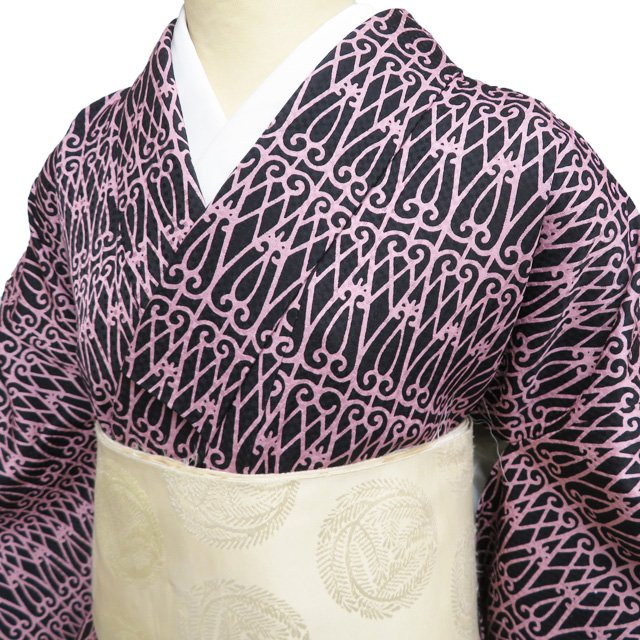 丈163.5cm(+8) 裄68.5cm(+2) 袖丈48.5cm(+3.5) 前幅23.5cm 後幅30cm ※サイズのお直し、承ります。 （身丈のみ、身幅のみのお直しは承っておりません） ※身丈は肩から測っております。 ※()内の数字はお直しで直せる長さを示しています。お仕立て直しの場合は胴裏を付け替えるため、さらに長く直せる場合があります。詳しくはお問い合わせください。 単位：cm 素材 正絹 商品ランク B（数回使用された程度の使用感はありますが、汚れ等もなく綺麗な状態で90点以上の物。） ●着用時期 10月～5月(+-2週間) ●着用シーン 観劇、ご友人との食事、お買い物など ●お色 黒色 石竹色 幾何学調の文様が全体にあしらわれた、モダンな印象の小紋です。 落ち着いた配色で、普段のお出かけや観劇、お食事など、カジュアルシーンに幅広くお使いいただけます。 使用感の少ない、美しいお品物です。 写真に写っている着物のみの販売で、帯等の付属品はついておりません。 一部商品は実店舗・他サイトでも並行して販売しておりますので売り切れの際はご了承ください。 ogu 【　商品ランク表　】ランクは厳しめですのでCランクでしたら全く問題なく着用できます。Dランクでも着用すればわからない程度です。A・・・新品もしくは未使用品で大変綺麗な状態の物。B・・・数回使用された程度の使用感はありますが、汚れ等もなく綺麗な状態で90点以上の物。C・・・使用感が少しあったり、ほとんどわからない程度のシミ汚れはあるが、中古品としては状態の良い物で80点以上の物。D・・・多少のシミ汚れがあり使用感はあるが、古着にご理解のある方なら着用できる程度の物で60点以上の物。E・・・気になるシミ汚れキズ等があり、練習用・リメイク材料などに適す物。【　仕立て直し承ります　】着物 裄直し・・・9,350円着物 袖丈直し・・・8,250円着物 袖の作り直し・・・11,000円着物 袷 仕立て直し（洗い張り＋仕立て＋新品胴裏＋新品八掛）・・・41,800円着物 単衣 仕立て直し（洗い張り＋仕立て＋新品の居敷当・衿裏・背布施）・・・37,400円着物 パールトーン・・・12,100円帯 パールトーン・・・8,800円※税込価格での表記をしております。上記は参考価格になります。仕立て直しは着物をほどいてみないと正直わからない部分がどうしてもございます。ほどいた後に「希望通りの長さがでない」「出した際に跡が残ってしまう」等がございましたら、お客様に続行かキャンセルかをご判断頂きますので、その際は速やかにご返信頂けますようお願い申し上げます。その時点でのお仕立て直しのキャンセル（商品のキャンセルも含む）に関しては一切の請求はございません。何卒ご理解賜りますようお願い申し上げます。※仕立てにつきましてはクーポン対象外となります。丈163.5cm(+8) 裄68.5cm(+2) 袖丈48.5cm(+3.5) 前幅23.5cm 後幅30cm ※サイズのお直し、承ります。 （身丈のみ、身幅のみのお直しは承っておりません） ※身丈は肩から測っております。 ※()内の数字はお直しで直せる長さを示しています。お仕立て直しの場合は胴裏を付け替えるため、さらに長く直せる場合があります。詳しくはお問い合わせください。 単位：cm 素材 正絹 商品ランク B（数回使用された程度の使用感はありますが、汚れ等もなく綺麗な状態で90点以上の物。） ●着用時期 10月～5月(+-2週間) ●着用シーン 観劇、ご友人との食事、お買い物など ●お色 黒色 石竹色 幾何学調の文様が全体にあしらわれた、モダンな印象の小紋です。 落ち着いた配色で、普段のお出かけや観劇、お食事など、カジュアルシーンに幅広くお使いいただけます。 使用感の少ない、美しいお品物です。 写真に写っている着物のみの販売で、帯等の付属品はついておりません。 一部商品は実店舗・他サイトでも並行して販売しておりますので売り切れの際はご了承ください。 ogu 着用シーンにより、和装小物（帯締め/帯揚げ/草履バッグ）や帯/着物の組み合わせが変わることがあります。ご不明点・ご相談がございましたら、お気軽にお問い合わせ下さい。